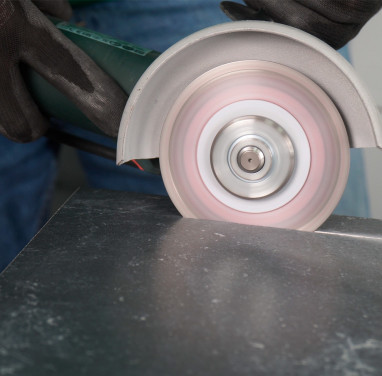 Clean edge without compromise: porcelain stoneware cutting technique with a 125 mm angle grinder