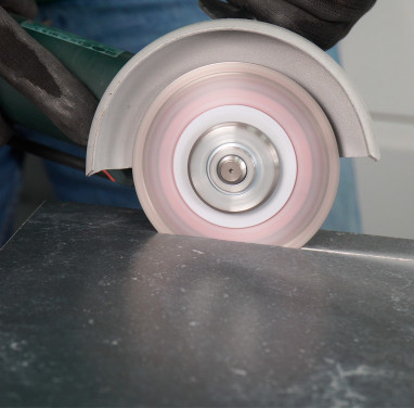 Clean edge without compromise: porcelain stoneware cutting technique with a 125 mm angle grinder